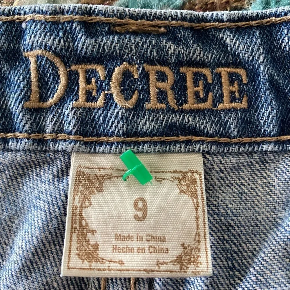 Decree distressed Jean short 9
